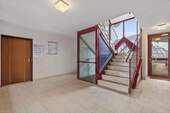 Treppenhaus + Eingang - 