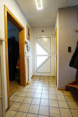 Flur mit Fliesenboden - 