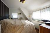 Schlafzimmer mit Laminatboden - 