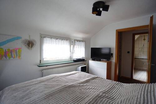 Schlafzimmer mit Laminatboden - 