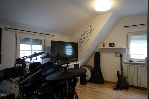 Kinderzimmer mit Laminatboden - 