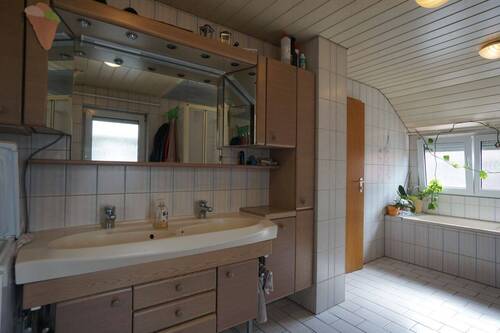 Bad mit Wanne und Dusche - 