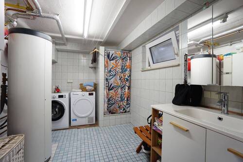 Waschküche mit Dusche und Waschbecken - 