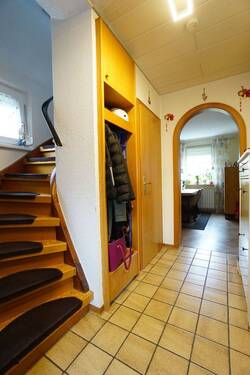 Flur mit Fliesenboden - 