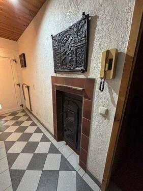Diele hier wird der Kamin befeuert - 