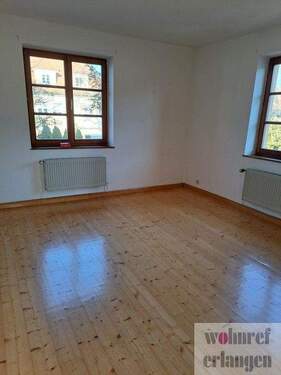  Wohnzimmer - Vermietet wird eine schöne 4 Zimmerwohnung in einem Jugenstilhaus im Zentrum von Erlangen