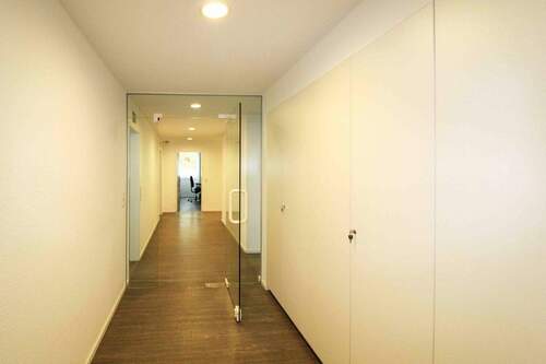 Eleganter Flur mit klarer Linienführung - Büro in Krefeld zum Kaufen