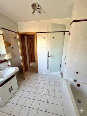 Bad mit Dusche & Badewanne - 