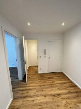 Flur mit Abstellkammer - 