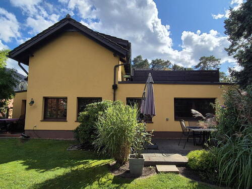 Seitenansicht mit Terrasse - 4 Zimmer Doppelhaushälfte zum Kaufen in Zossen