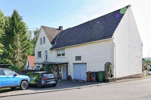 Vorderansicht - Gemütliches Einfamilienhaus mit Scheune, viel Flair und liebevoll angelegtem Garten (inklusive Gästehaus) in Kölbingen
