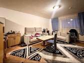 Wohnzimmer - Schnäppchenalarm: Langfristig vermietete 2-Zimmer-Wohnung mit Balkon & Stellplatz