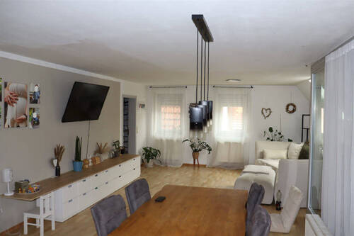 Wohn-/Esszimmer - Helle 4,5-Zimmerwohnung mit Loggia und Garage im Zentrum von Creglingen