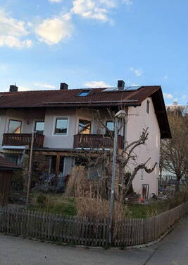Südansicht mit Garten/Terasse - 4 Zimmer Reihenendhaus in Trostberg