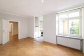 Wohnzimmer - Gepflegte 2-Zimmer-Altbauwohnung mit großzügigen Grundriss und Südbalkon im Innenhof von Schwabing!