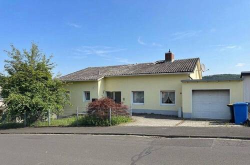Außenansicht - Renoviertes Mehrfamilienhaus in Bestlage direkt in Lollar