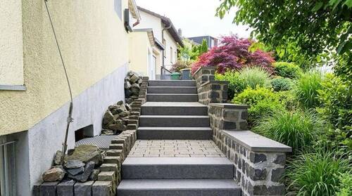 Treppe zum Garten - 7 Zimmer Mehrfamilienhaus, Wohnhaus in Lollar
