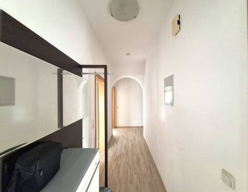 3.Flur links - 7 Zimmer Einfamilienhaus in Berne
