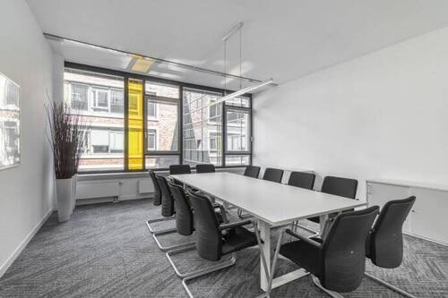 Bild 2 - Voll ausgestatteter privater Büroraum für Sie und Ihr Team in Regus AOC Hanauer Landstraße