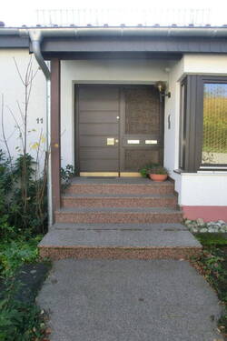 Eingang Haustür - Repräsentatives EFH mit Kamin, riesigem Garten, Einl.-Whg. und Sauna