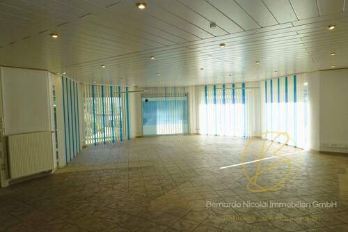 Ausstellungs- und Bürofläche - 