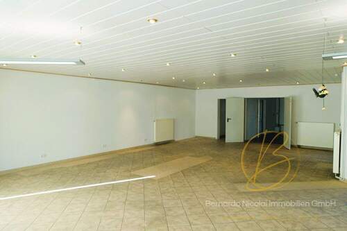 Ausstellungs- und Bürofläche - 