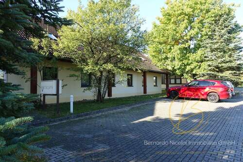 Parkplätze am Verwaltungsgebäude - 