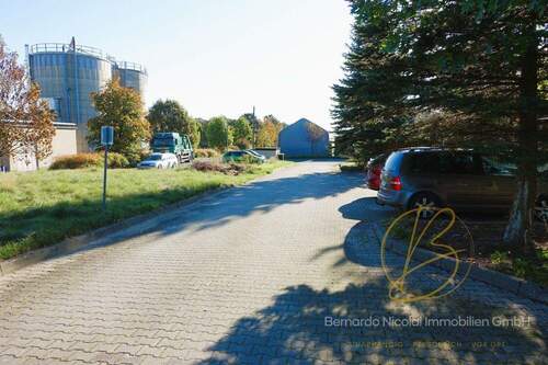 Einfahrt auf das Firmengelände - 