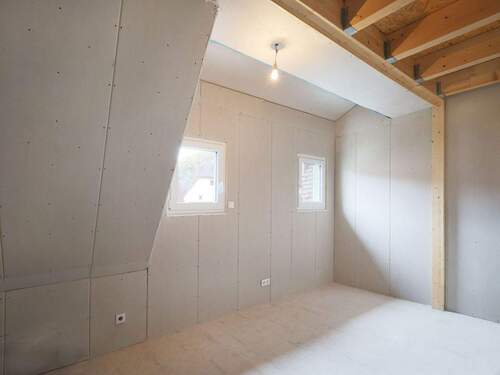 Helles, gemütliches Schlafzimmer mit schönem Dachbalkenelement (original) - 