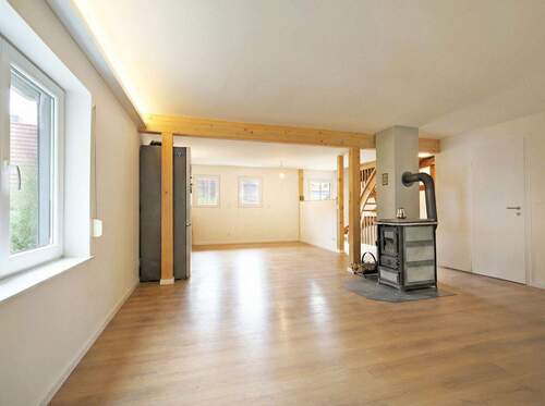 Offener Wohnraum mit Blick zur Küche - 