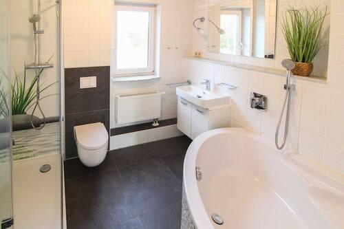 Badezimmer - 5 Zimmer Doppelhaushälfte zum Kaufen in Dresden