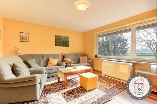 Wohnzimmer mit viel Tageslicht und Wohlfühlatmosphäre - 