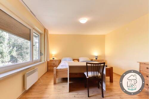 Helles Zimmer mit Blick in die Natur - 