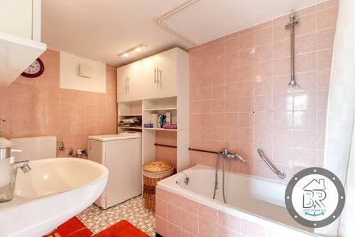 Badezimmer mit Badewanne und Tageslicht - 