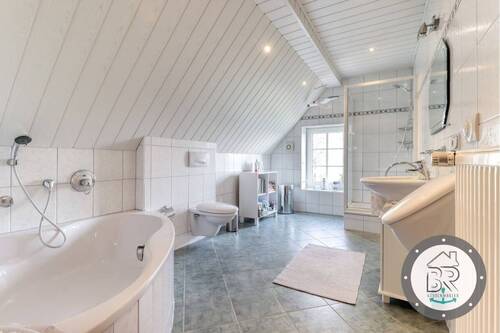 Großzügiges Badezimmer im Dachgeschoss - 