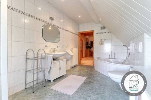 Helles Bad mit Dusche und Badewanne - 