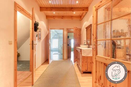 Heller Flur mit hochwertigen Holzelementen - 