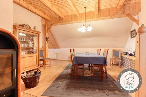 Gemütlicher Essbereich neben dem Kamin - 