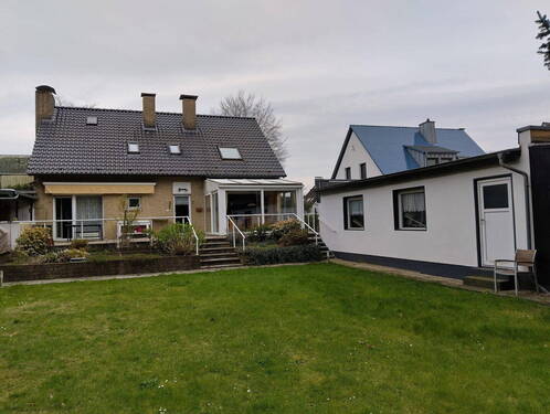 Gartenansicht - Freistehendes Einfamilienhaus mit Einliegerwohnung - provisionsfrei