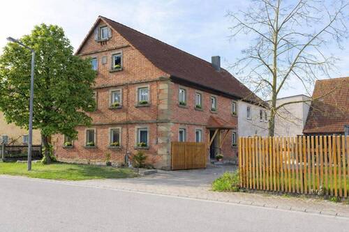 Hausansicht - Liebevoll saniertes Bauernhaus mit Platz zum Träumen in Geslau