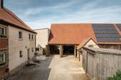 Blick in den Hof - 7 Zimmer Bauernhaus, Landhaus zum Kaufen in Geslau