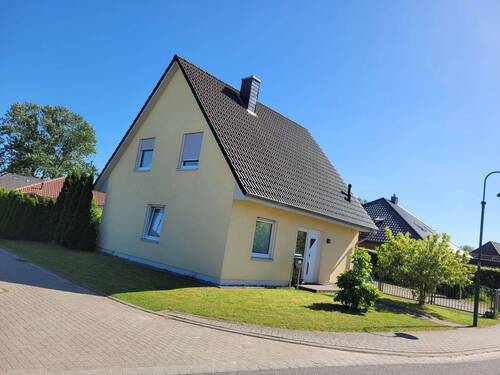 Giebelansicht Eckgrundstück gilt.jpg - Junges Einfamilienhaus mit 4 Zimmern in ruhiger Wohnlage von Zarrentin