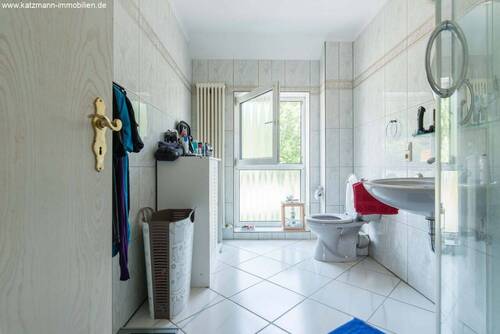 Bad mit Dusche u. Badewanne - 