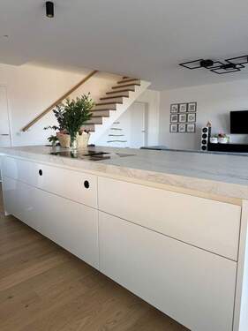 Küche und Treppenaufgang - Doppelhaushälfte mit 226,00 m&sup2; in Renningen zur Miete