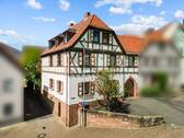 Seitliche Außenansicht - **Denkmalgeschütztes 3-Familien-Wohnhaus in zentraler Lage von Gelnhausen-Stadt**