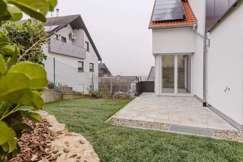 Terrasse und Gartenanteil III - 