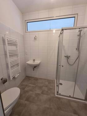 Bad mit Dusche - 