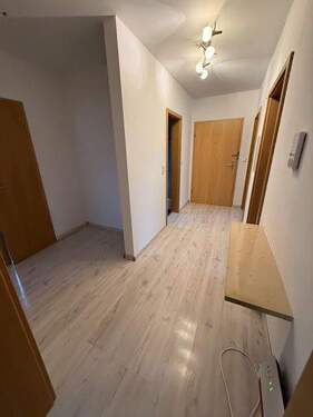 Flur - schöne 3-Zimmer EG Wohnung mit Balkon, Garage und Kellerraum