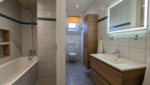 Badezimmer im Dachgeschoss - 