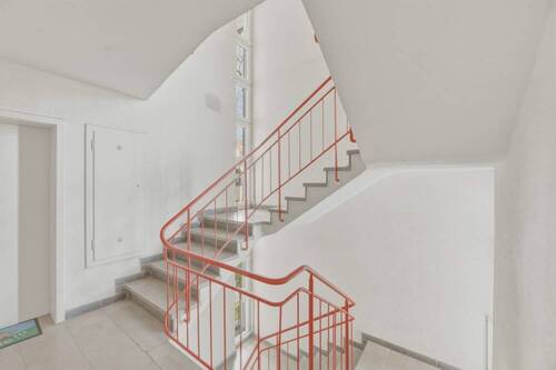 Treppenhaus - 3 Zimmer Etagenwohnung zum Kaufen in Stuttgart